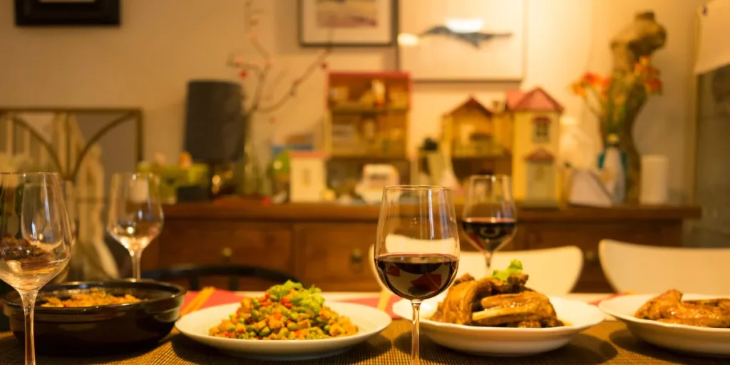 Budget New Year’s Eve Decor Ideas for a Cozy Home Celebration Budget Friendly Ideas For New Years Eve Decor 1024x512.webp